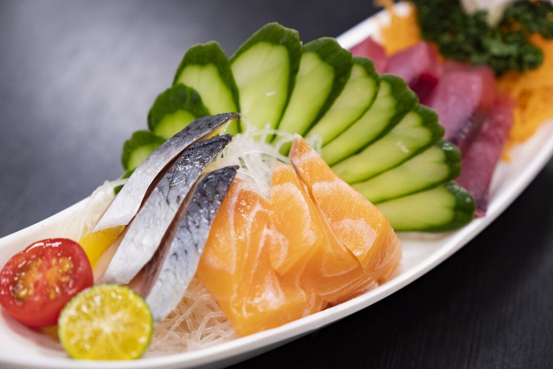 Pesce e verdure sono parti sane di una dieta cheto-carb a basso contenuto di carboidrati