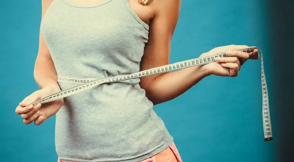 La ragazza magra corregge i risultati della perdita di peso in una settimana